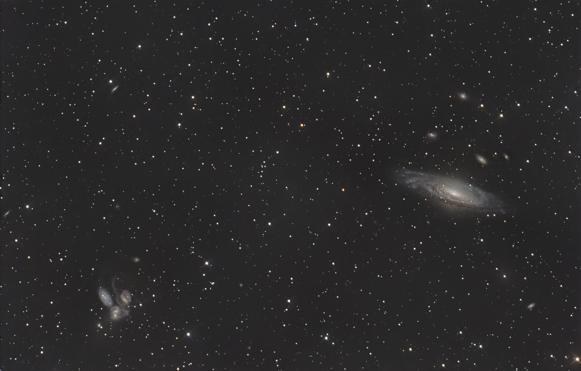 Die rechte Spiralgalaxie NGC 7331 und die Glaxiengruppe Stephans-Quintett links liegen im Sternbild Pegasus.